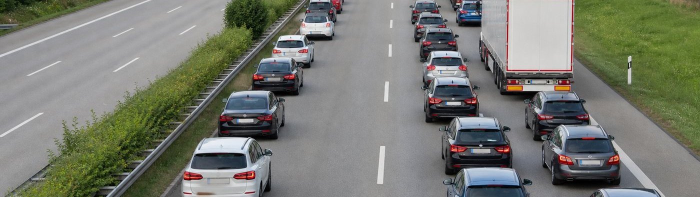 Autos bilden auf der Autobahn eine freie Rettungsgasse