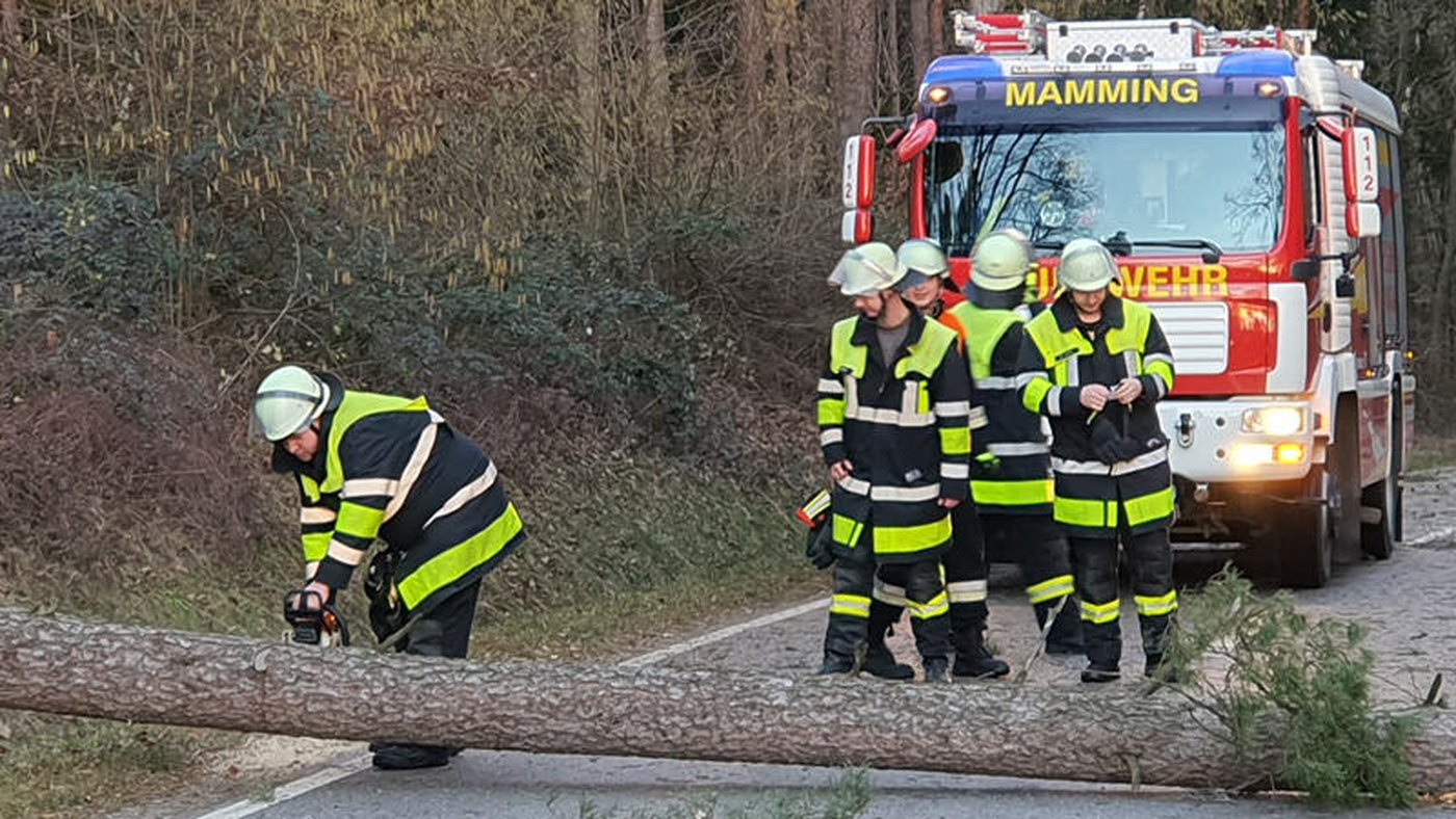 Feuerwehrkräfte sichern eine Straße nach einem Unwetter