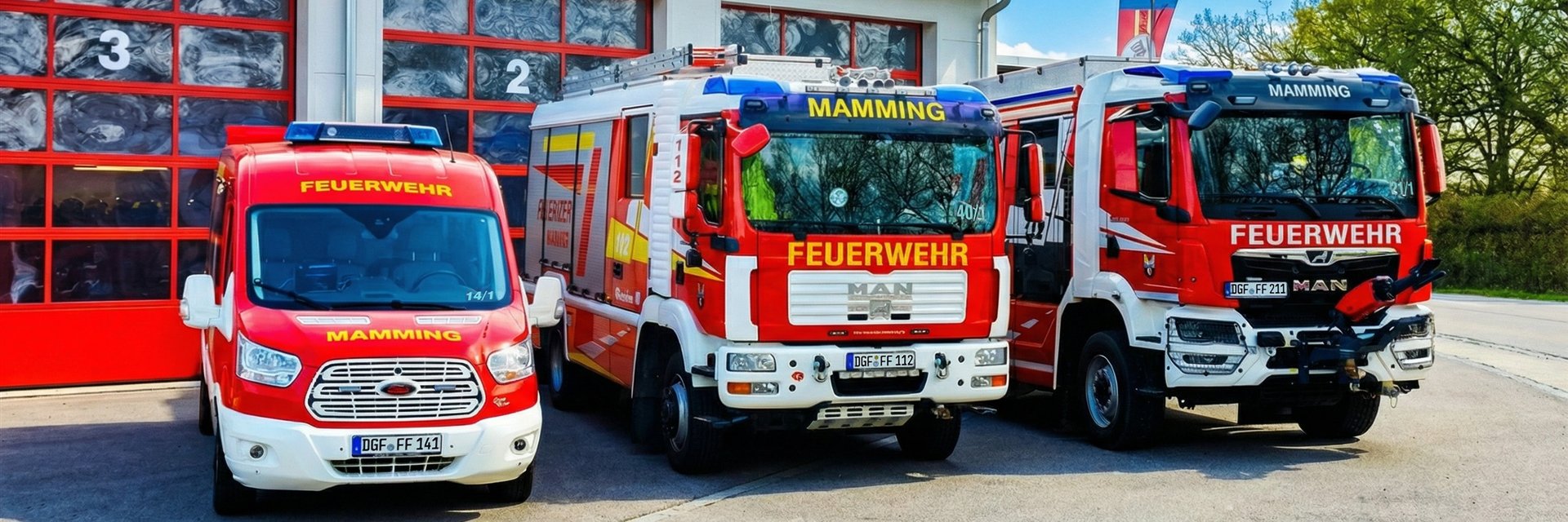 Fahrzeuge der Feuerwehr Mamming vor dem Feuerwehrhaus