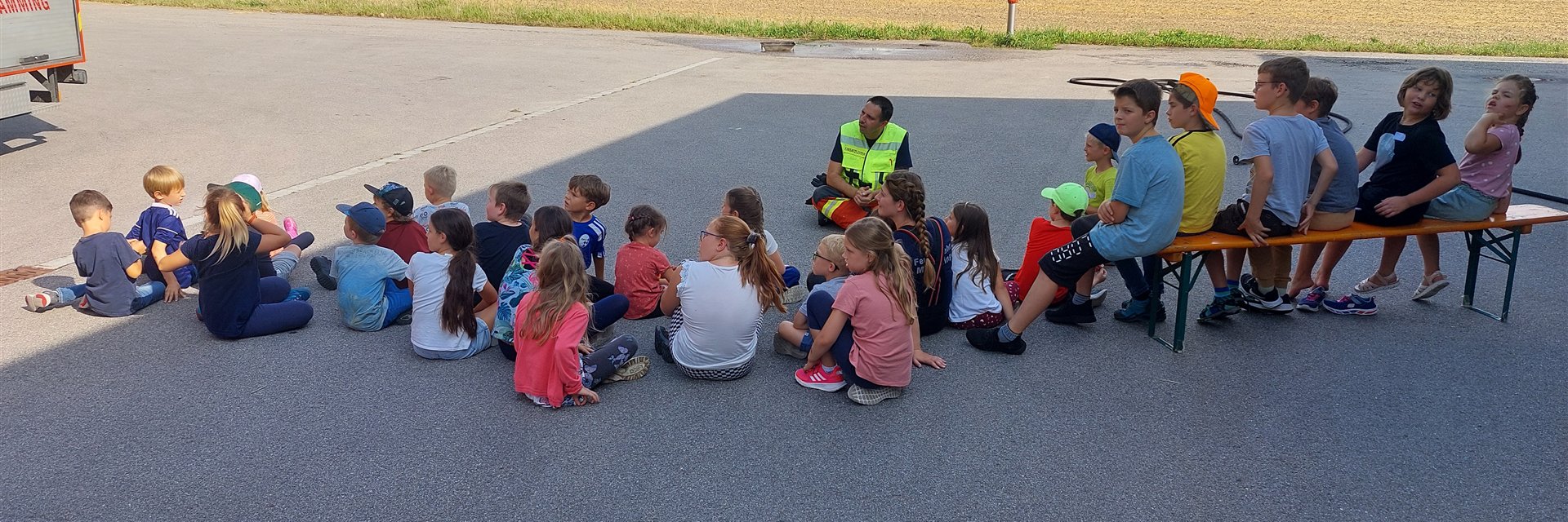 Kinder lernen die Feuerwehr Mamming kennen