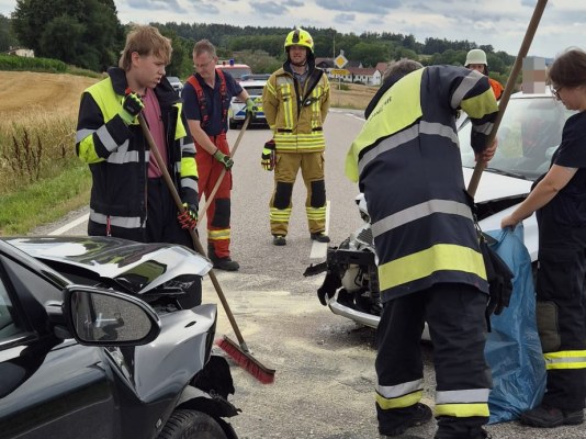 Foto zum Einsatz Verkehrsunfall mit 2 Pkw