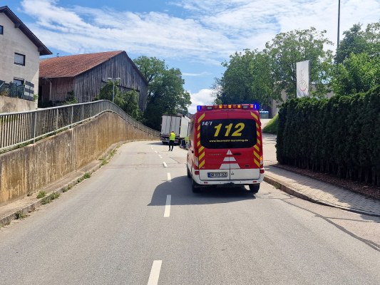 Foto zum Einsatz Verkehrsunfall mit LKW gegen PKW