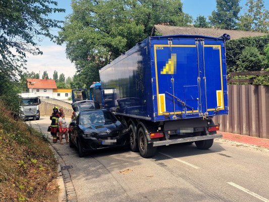 Foto zum Einsatz Verkehrsunfall mit LKW gegen PKW