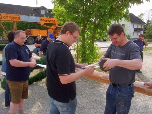 Foto zum Termin Maibaum einholen und aufstellen