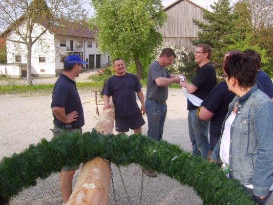 Foto zum Termin Maibaum einholen und aufstellen
