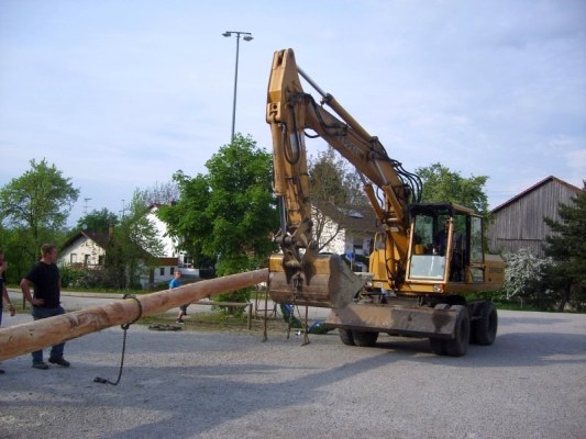 Foto zum Termin Maibaum einholen und aufstellen