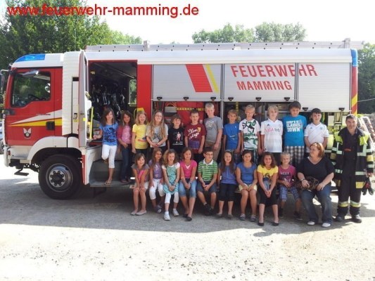 Foto zu Schulklasse bei der Feuerwehr
