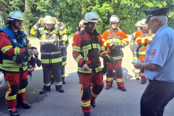 Foto zum Termin Leistungsprüfung: Gruppe im Löscheinsatz