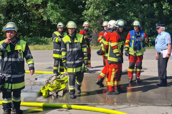 Foto zum Termin Leistungsprüfung: Gruppe im Löscheinsatz