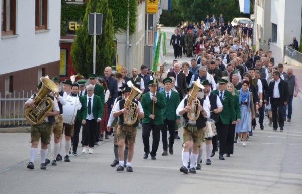 Foto zu Volksfestauszug Mamming