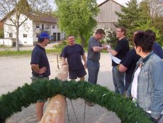 Maibaum einholen und aufstellen
