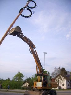 Maibaum einholen und aufstellen