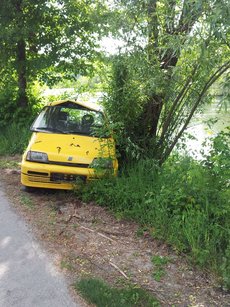 Übung - PKW gegen Baum