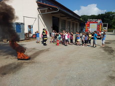 Schulklasse bei der Feuerwehr