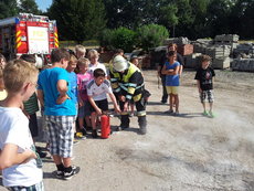 Schulklasse bei der Feuerwehr
