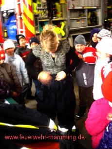 Schulklasse bei der Feuerwehr
